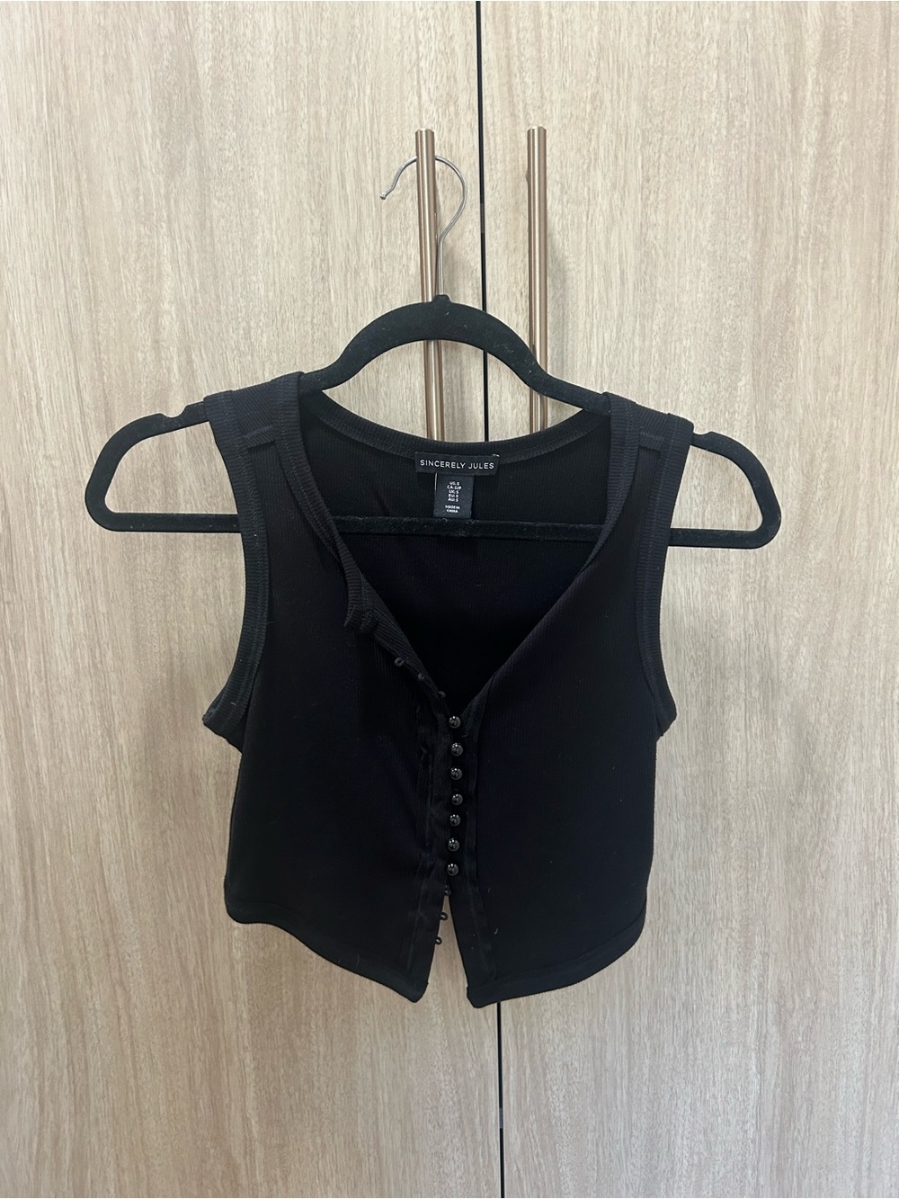 Sincerly Jules Black Button-Front Ribbed Crop Tank